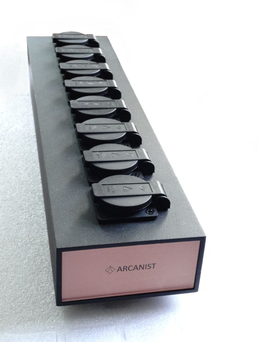 ARCANIST CarbonStrip mains distributor & conditioner / CarbonStrip 06 / 08